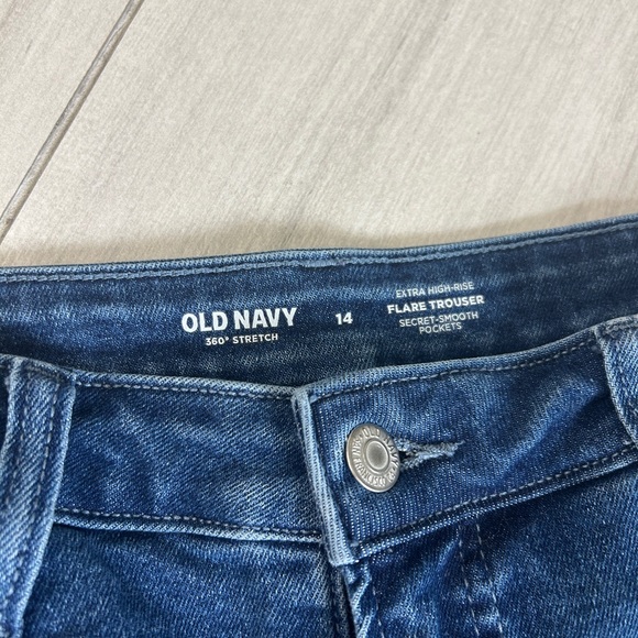 Old Navy Women’s Flare Trouser Jeans - Picture 2 of 3